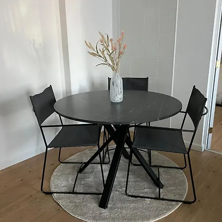 Charming On Eveles Street Apartment *