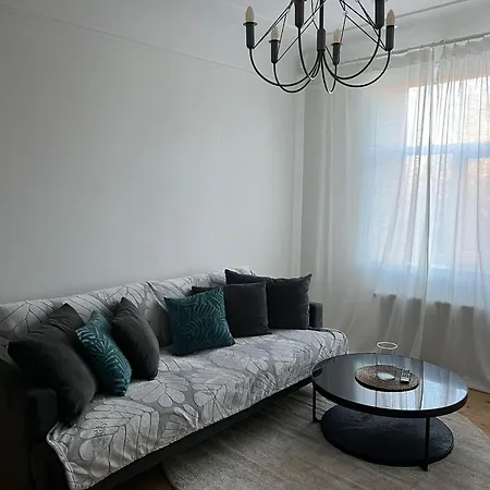 Charming On Eveles Street Apartment *