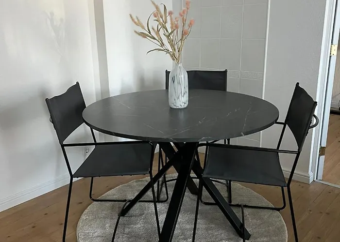 Charming On Eveles Street Apartment *