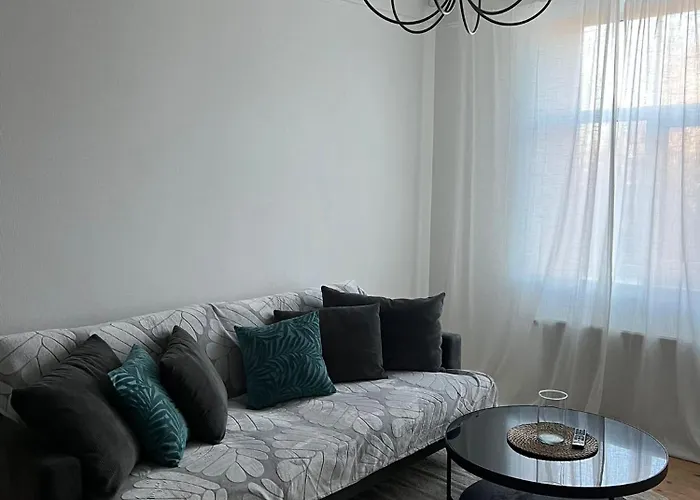 Charming On Eveles Street Apartment *